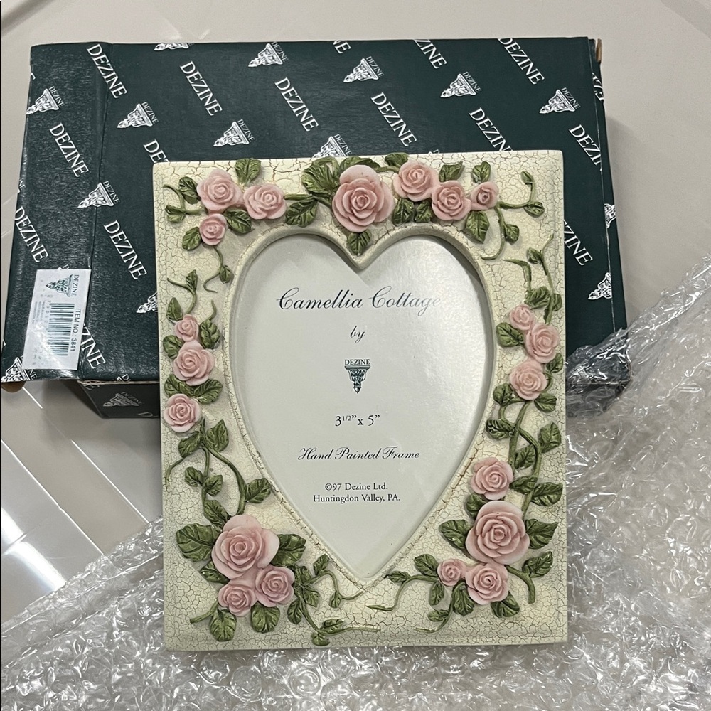 DEZI Heart-Shaped Frame with Pink Roses Vintage